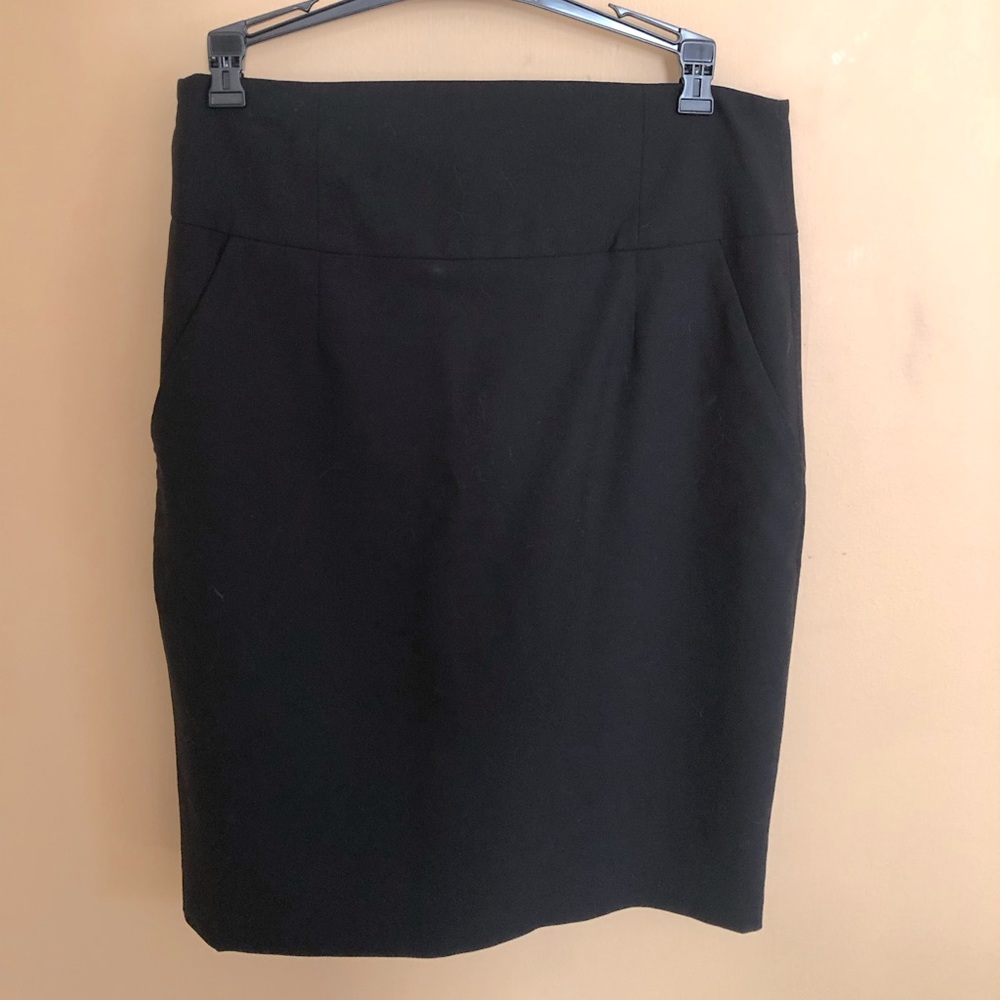 Banana Republic high waisted pencil skirt with pockets; size 6.